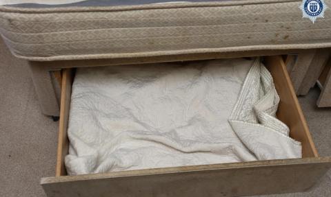 Grande-Bretagne : une mère condamnée pour avoir caché sa petite fille dans un tiroir pendant trois ans