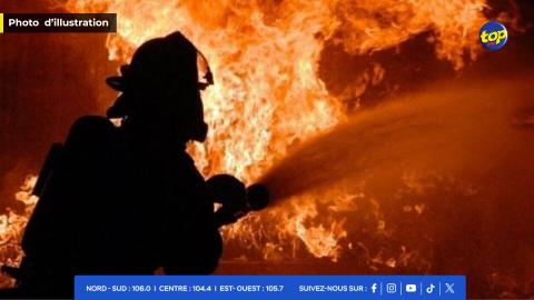 une maison ravagée par les flammes