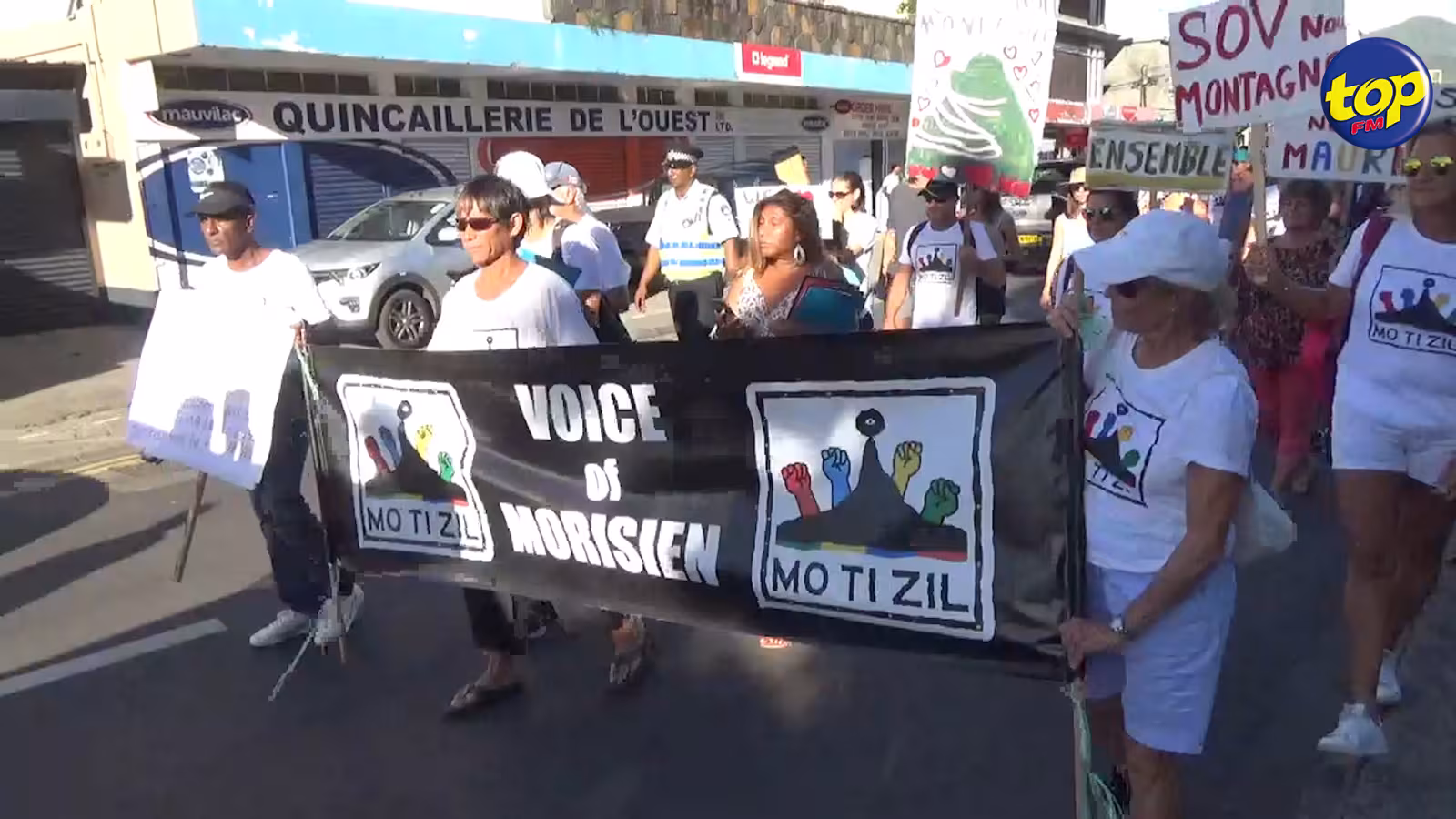 Neuvième jour de manifestation à Tamarin ce mercredi : Les habitants réclament l’arrêt immédiat des travaux du projet Legend Hill à travers une pétition
