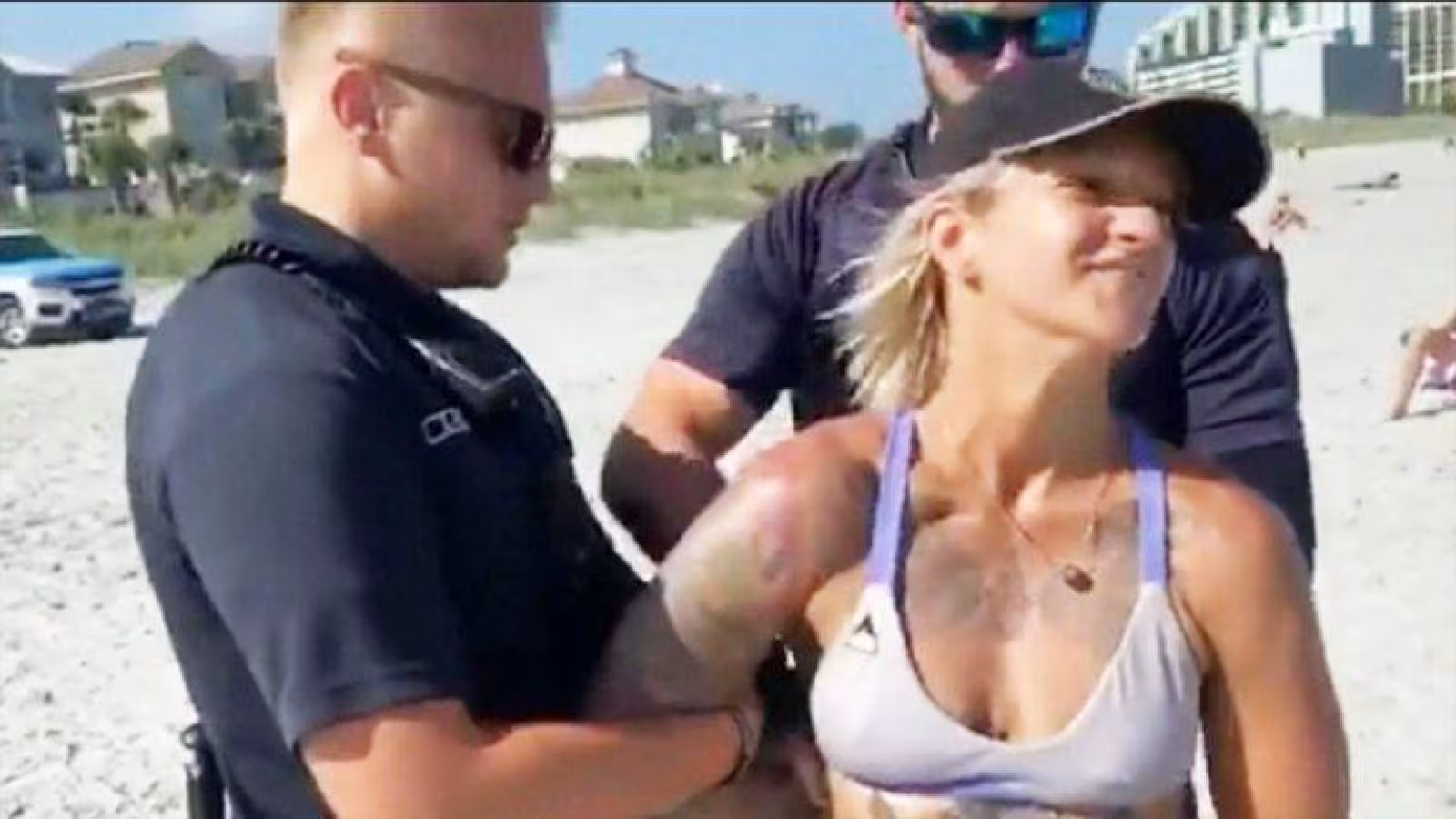 États-Unis : Une femme menottée pour avoir porté un bikini string