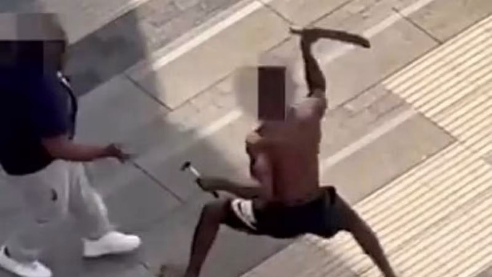 Bagarre au couteau entre quatre voyous en plein jour à Londres – un homme entre la vie et la mort