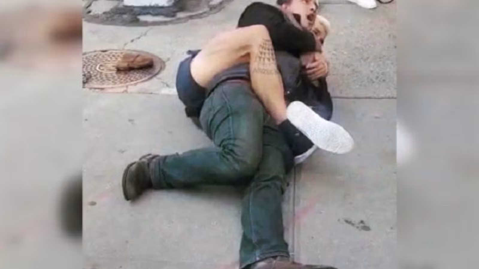 Il utilise une technique de Ju-jitsu pour maîtriser un kidnappeur d’enfant dans une rue new-yorkaise