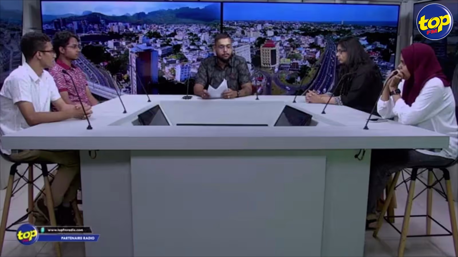 Retour au pays : les avis divergent, les lauréats incertains quant à un retour au bercail après leurs études à l’étranger