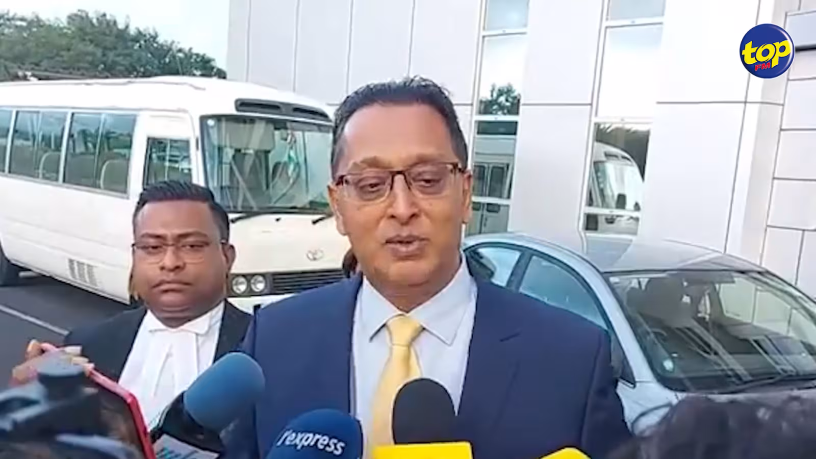 Convoqué par l’ICAC : «c’est enn persecution politique, ena sa gro case Maneesh Gobin la, zot pe detourne latension », martèle Roshi Bhadain