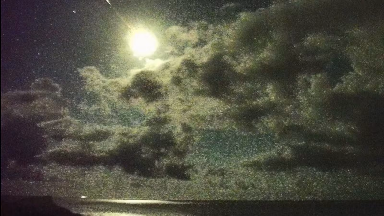 Un météore explose quatre fois  avec 4 bangs soniques dans l’atmosphère terrestre
