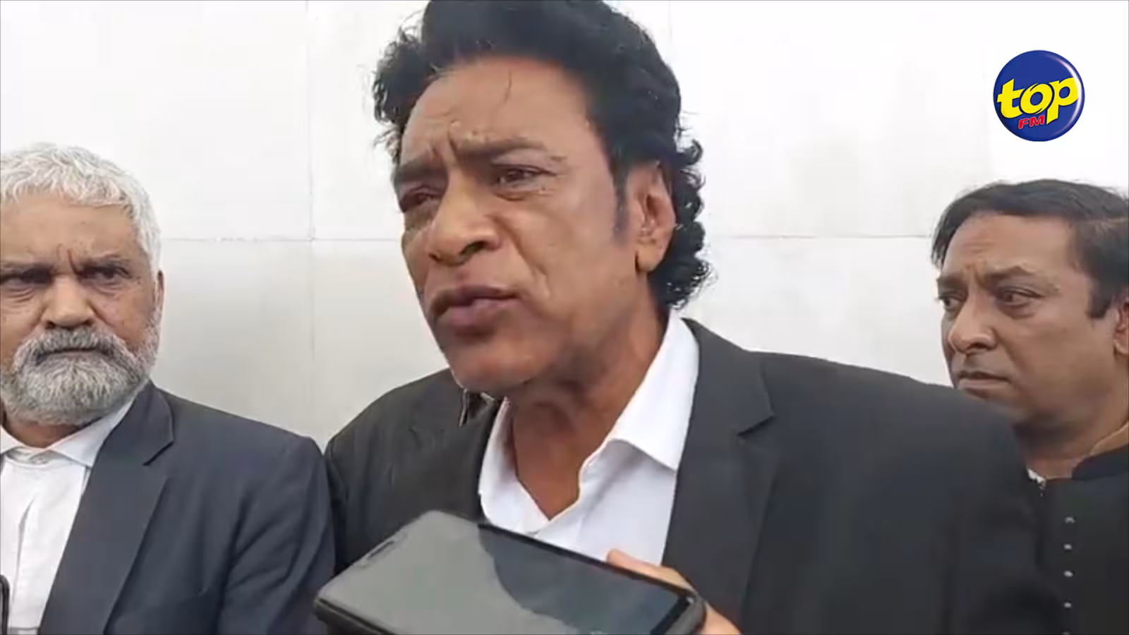 La charge provisoire d’avoir participé à une manifestation illégale contre huit membres de LPM et du RM rayée en cour hier : ‘‘D’autres enquêtes impliquant des ministres et des terrains sont repoussées,’’ déplore Nando Bodha