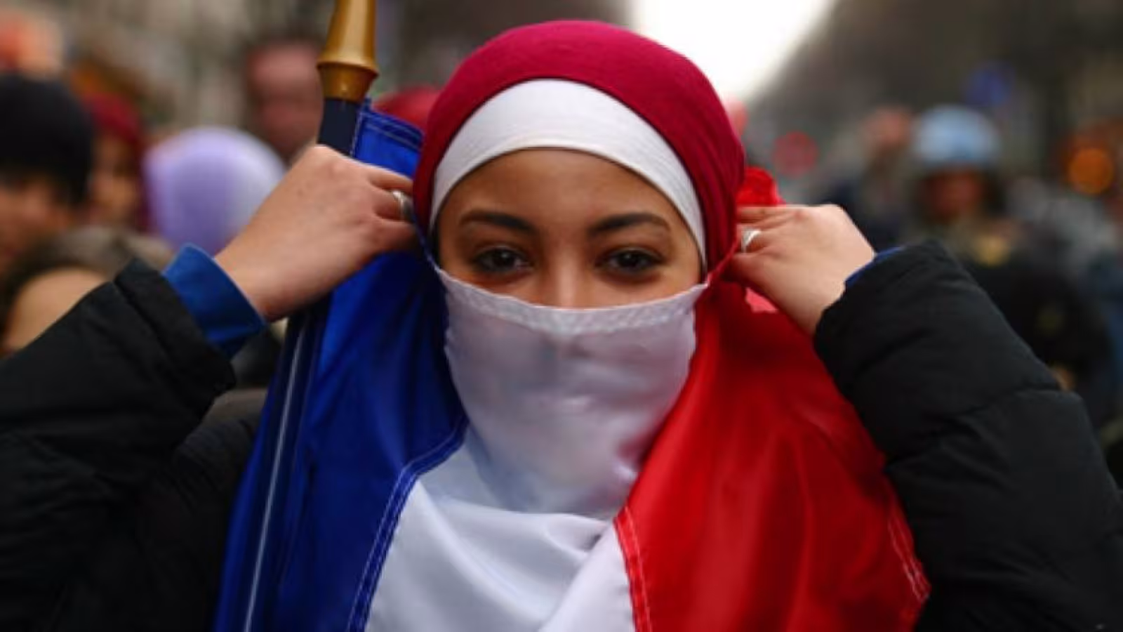 Port du voile en France : une élève de 16 ans risque 6 mois de prison pour outrage