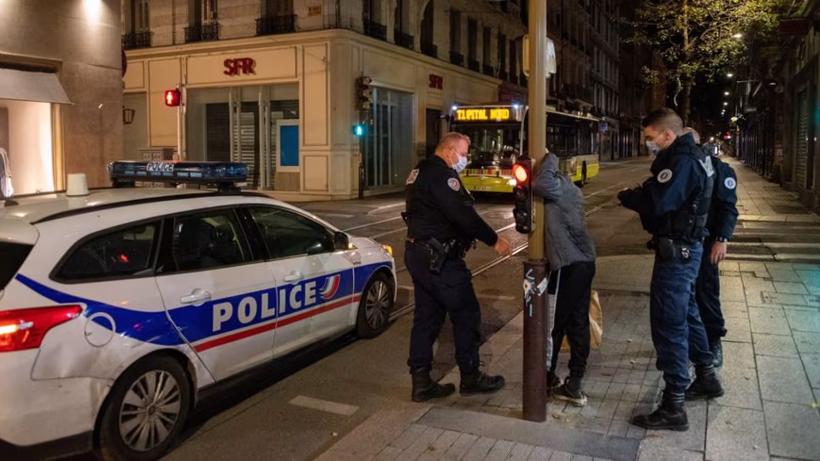 Covid-19 : 41 622 nouveaux cas en 24 heures, 46 millions de Français sous couvre-feu demain