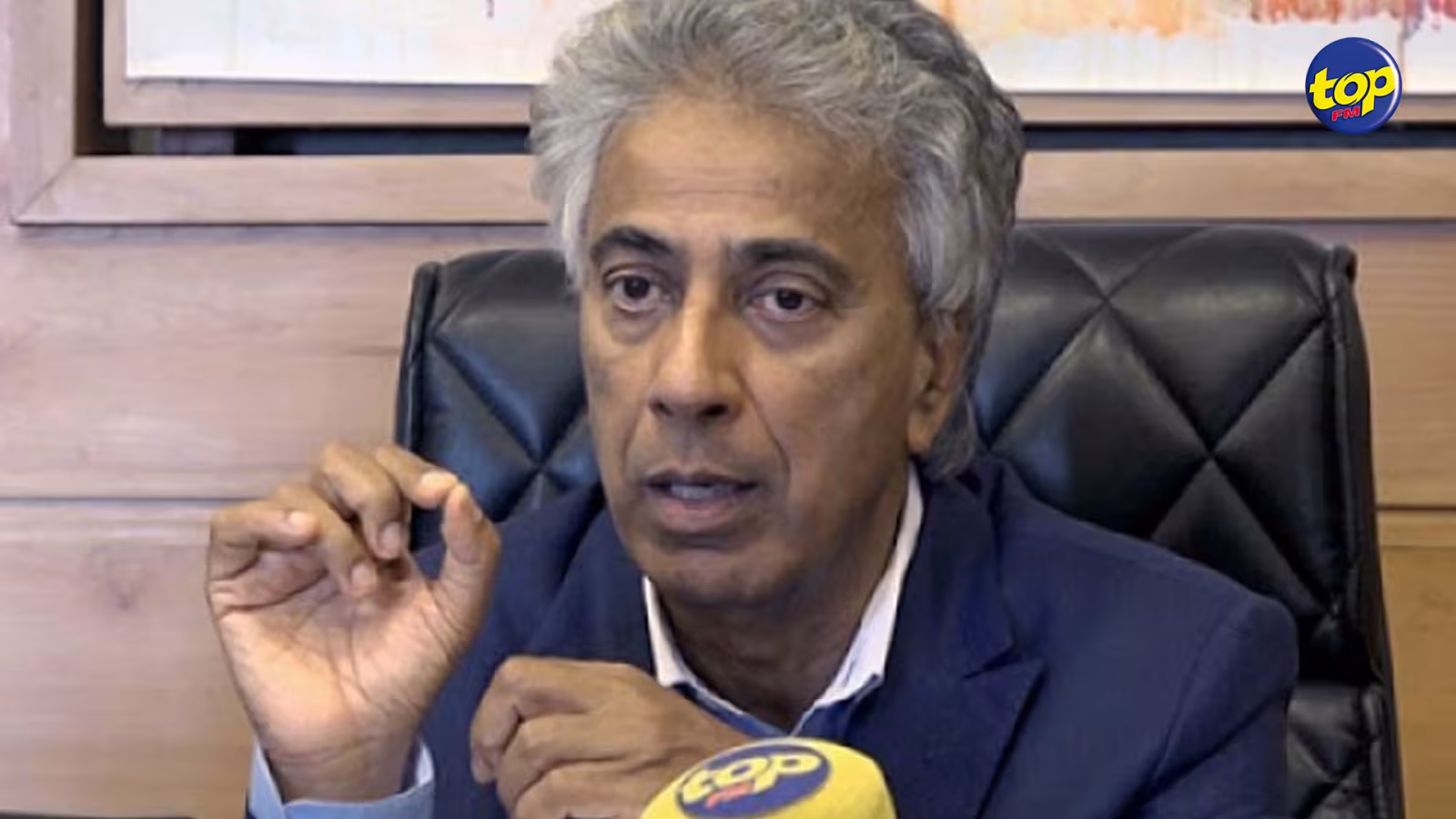 “Ce n’est pas le ministère de la Santé qui gère le dossier Covid-19….c’est lakwizin…. Kailesh Jagutpal est un maillon faible au sein de ce  gouvernement”  réagit le Dr Arvin Boolell