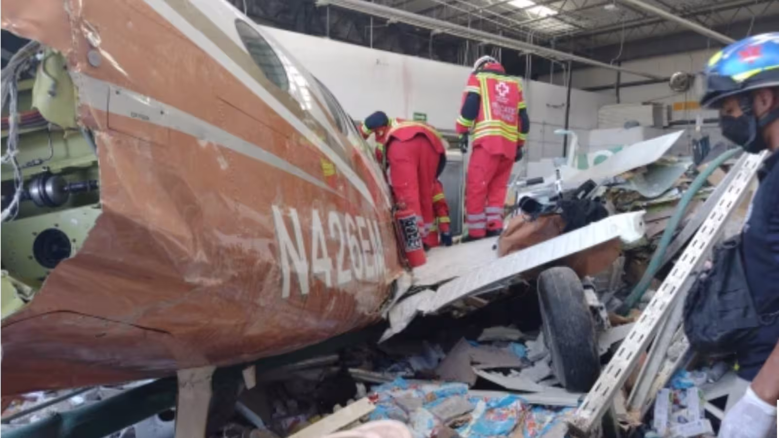 Trois morts dans le crash d’un avion sur un supermarché au Mexique