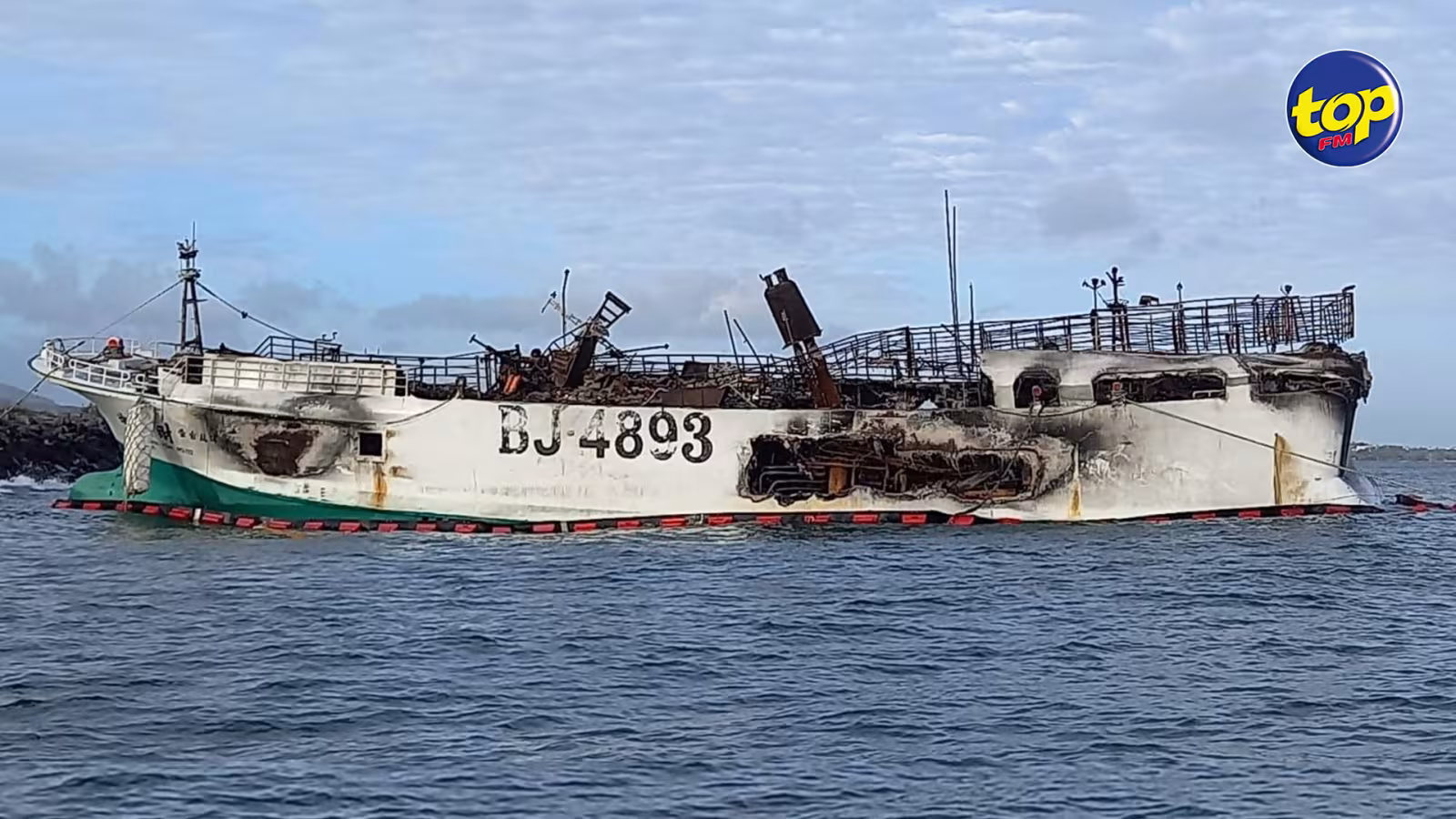 Bateau de pêche ravagé par un incendie : L’exercice de pompage a débuté à Bain des Dames et se poursuit en ce moment