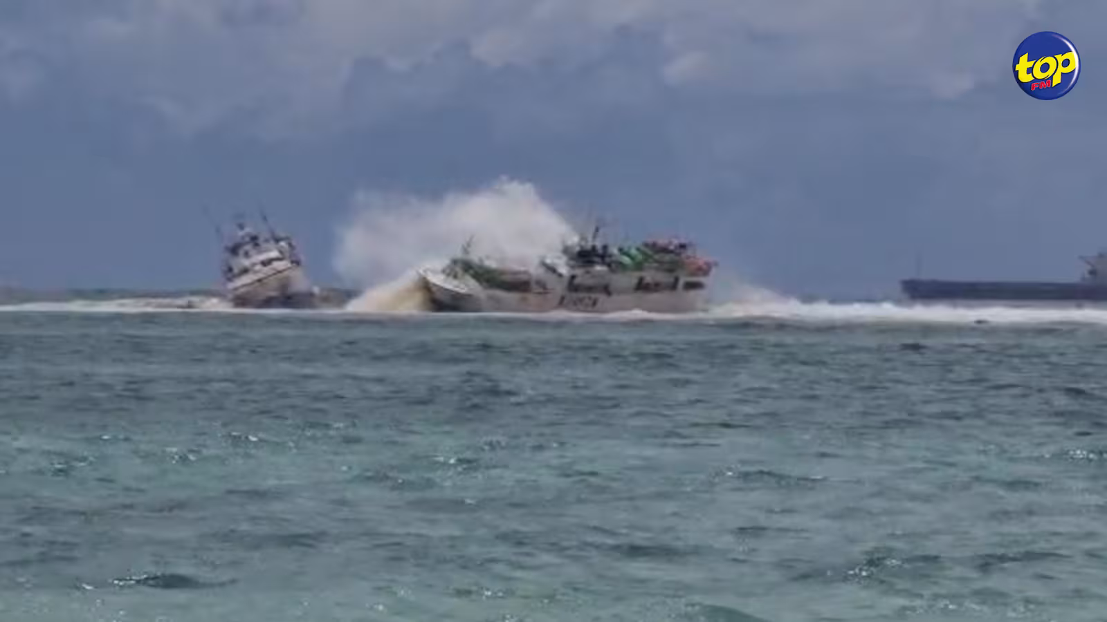 Trois bateaux de pêche piégés à Pointe-aux-Sables et Bain des Dames : Le risque d’un déversement réel…les autorités sur le qui-vive