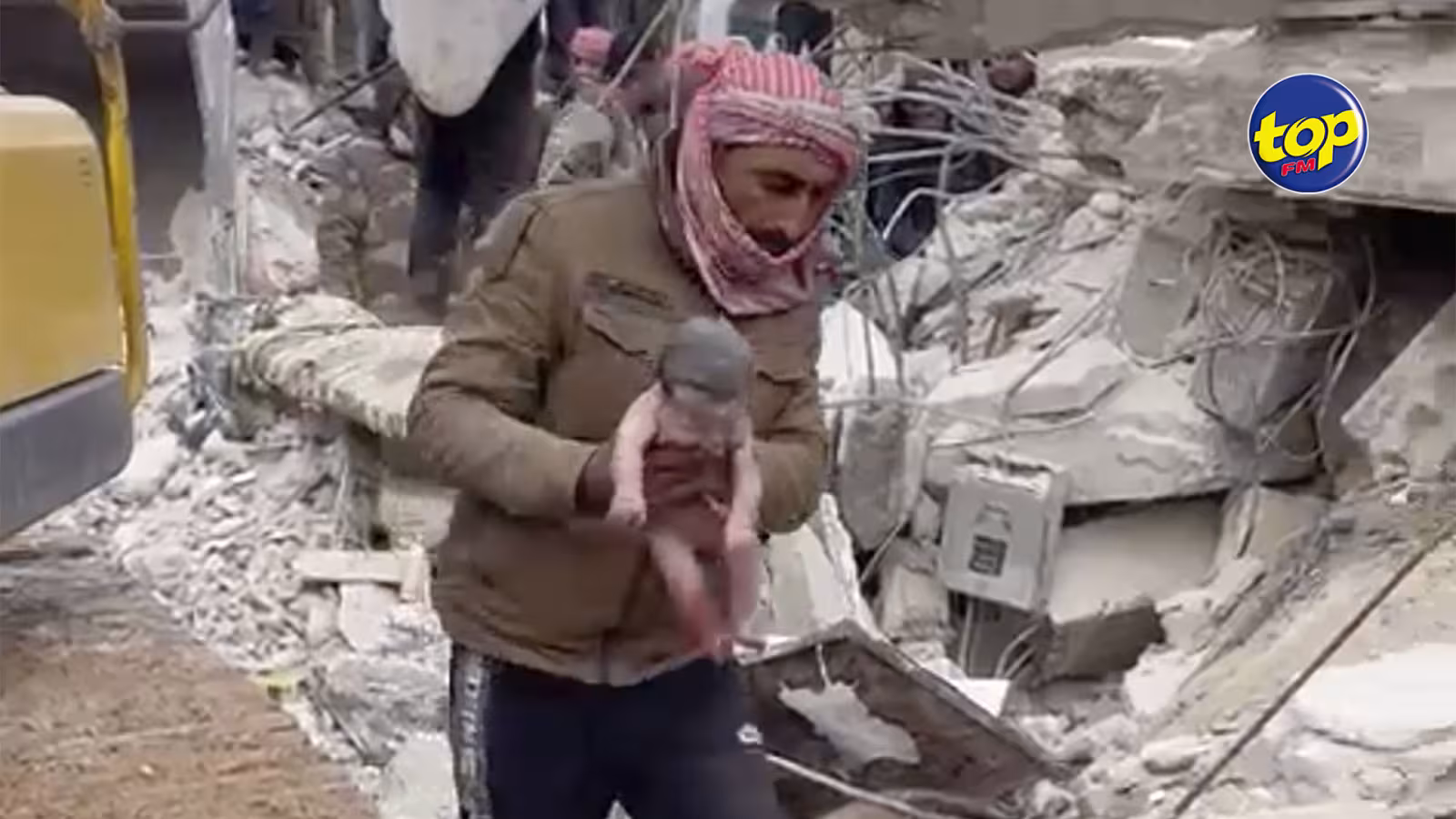 Un véritable miracle après le séisme en Syrie : un bébé encore relié par le cordon ombilical à sa mère découvert vivant dans les décombres d’une maison de Jandairis, une localité de Syrie durement touchée par le séisme de lundi, les secouristes ont découvert un bébé vivant, encore relié par le cordon ombilical à sa mère décédée