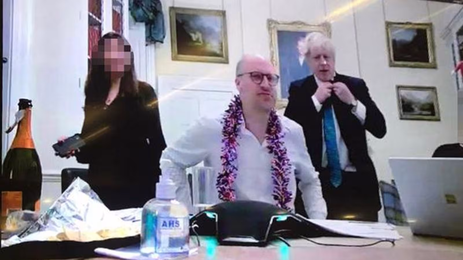 Une nouvelle photo de Boris Johnson dévoilée : pot de départ, vin et fromage au soleil… Les révélations se succèdent sans interruption sur les fêtes organisées au coeur du pouvoir britannique pendant le confinement