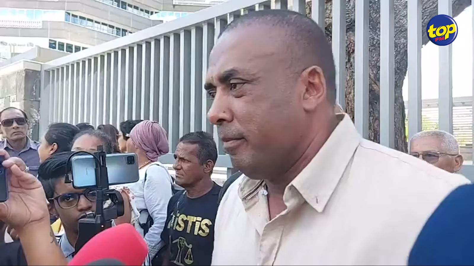 Ce matin à sa sortie de la cour suprême : Bruneau Laurette demande à Pravind Jugnauth de répondre à certaines questions et allègue que Franklin serait un informateur de la police