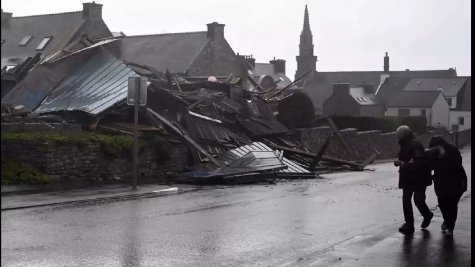 La bombe météorologique Ciaran fait un mort et plusieurs blessés