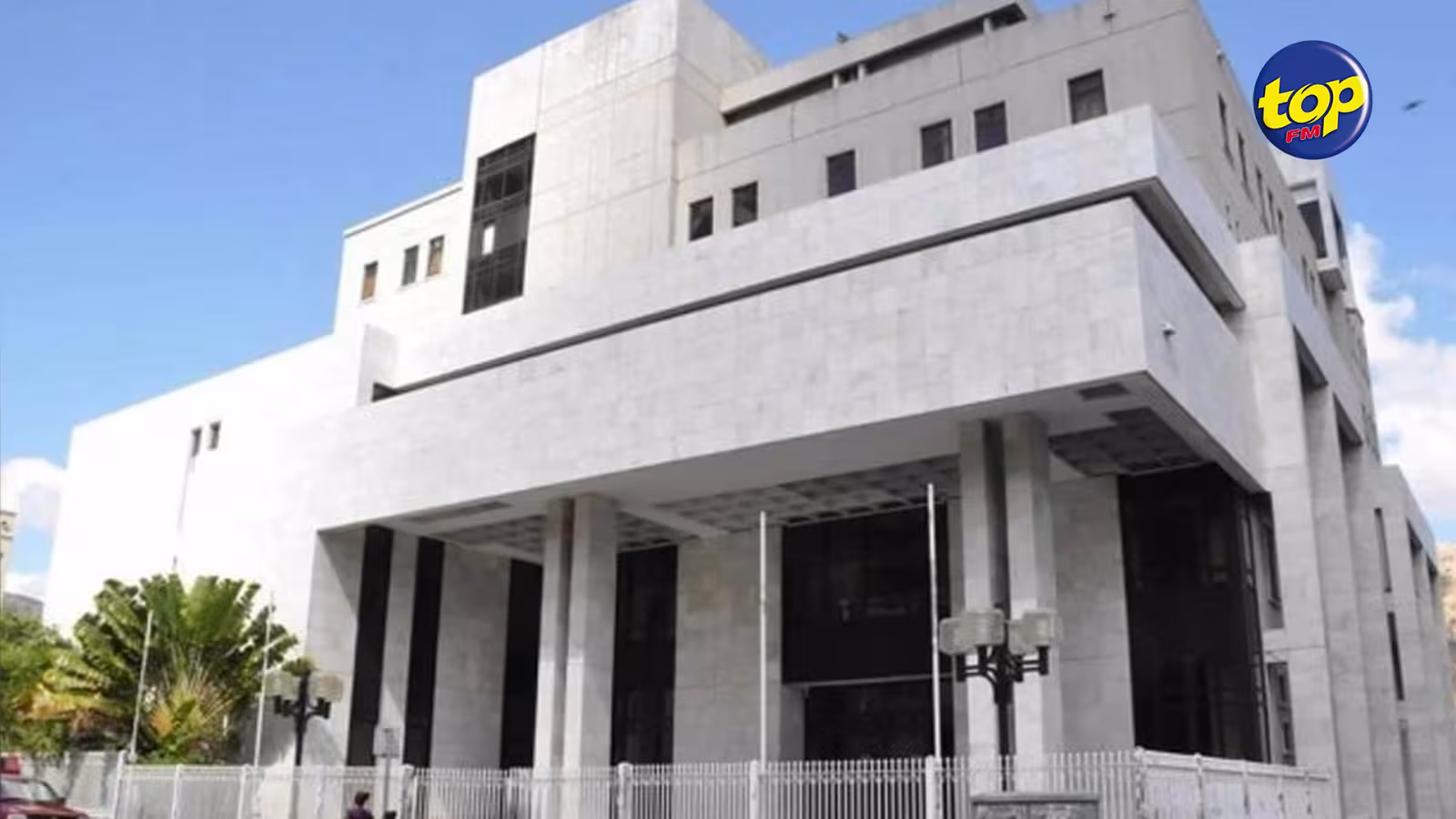 Accusée de meurtre,  une femme attaque son propre avocat au tribunal.