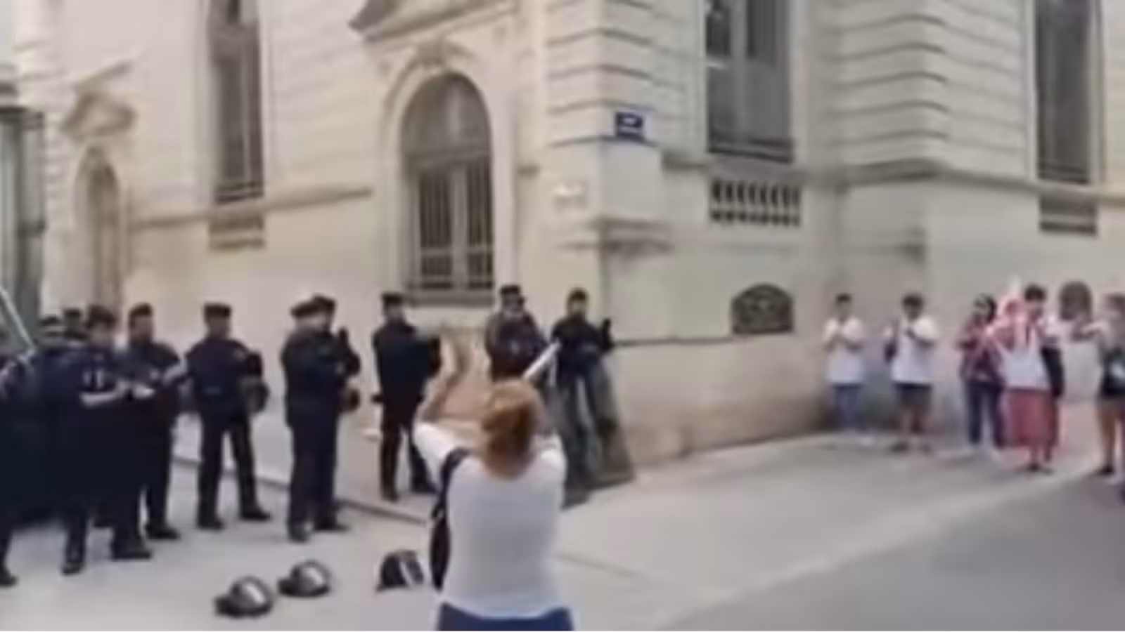France : La police applaudit ceux qui manifestent contre l’obligation vaccinale