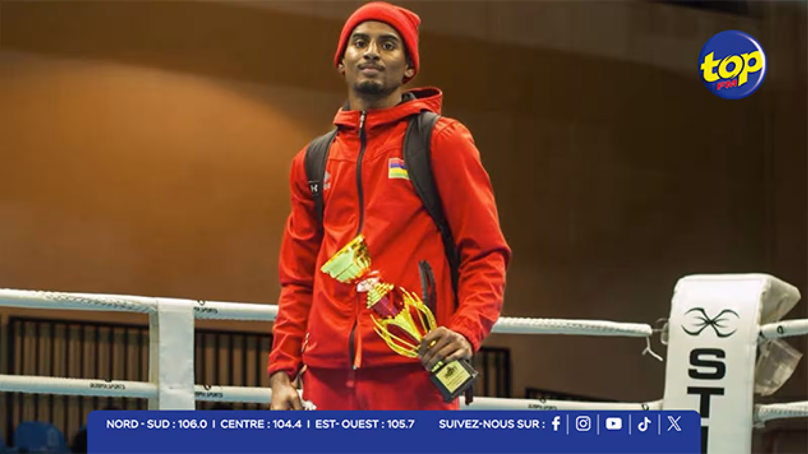 Deven Nagalingum félicite le boxeur mauricien Niven Chemben pour sa victoire au Legends of the Ring