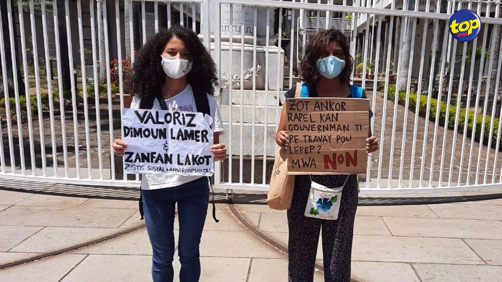 Grève à travers le monde pour le changement climatique : les membres de Fridays For Future devant le Parlement