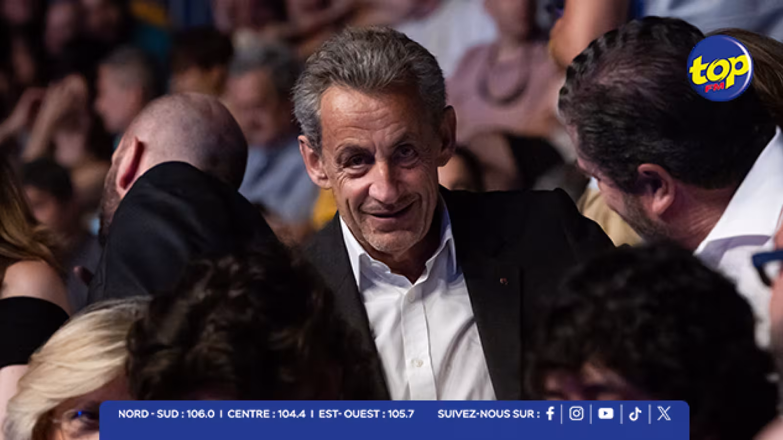 France- Nicolas Sarkozy incarcéré : une foule de sympathisants en soutien avant son départ pour la prison de la Santé