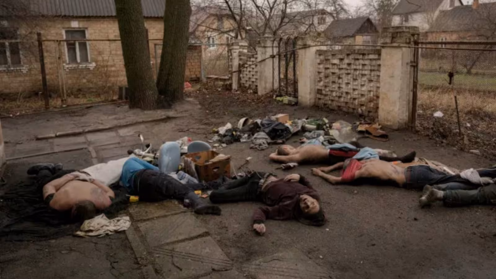 L’Ukraine accuse la Russie de génocide, une ville jonchée de cadavres