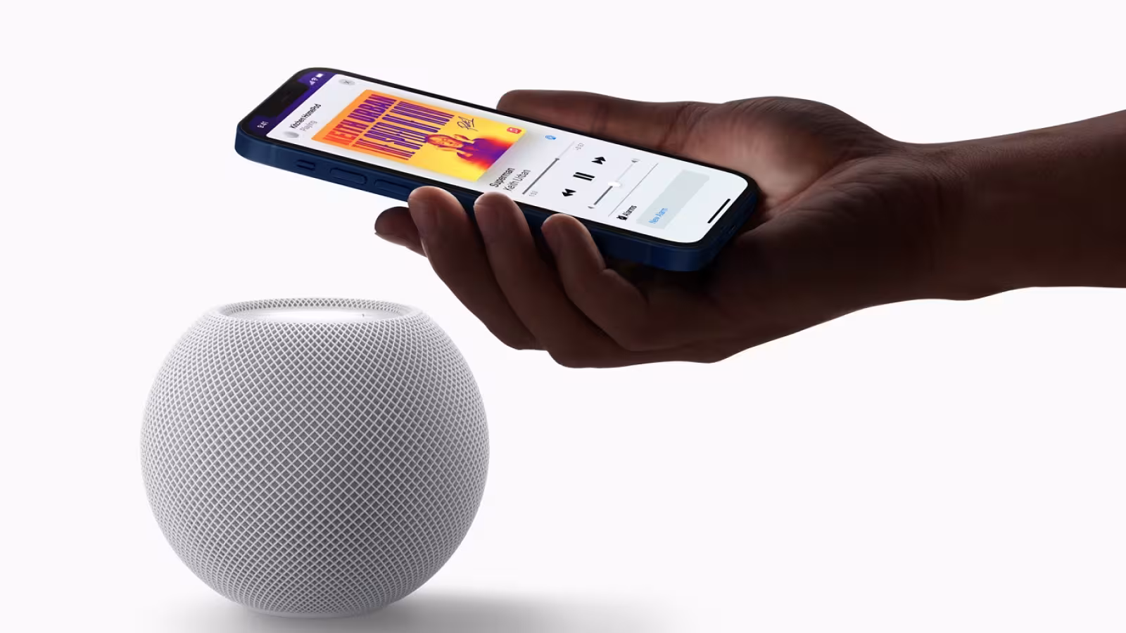 Apple vient de présenter l’HomePod Mini. Cette nouvelle enceinte est plus compacte, et elle coûte trois fois moins cher que l’HomePod, tout en apportant de nouvelles fonctionnalités intelligentes.