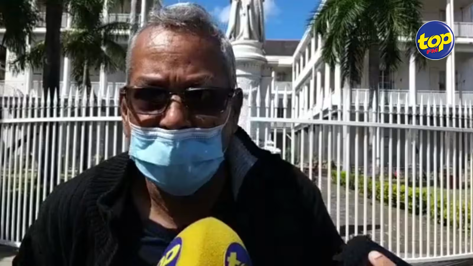 La démocratie en danger : Devant l’Hôtel du gouvernement hier, Jack Bizlall a exprimé son inquiétude de la gestion du pays par ce gouvernement