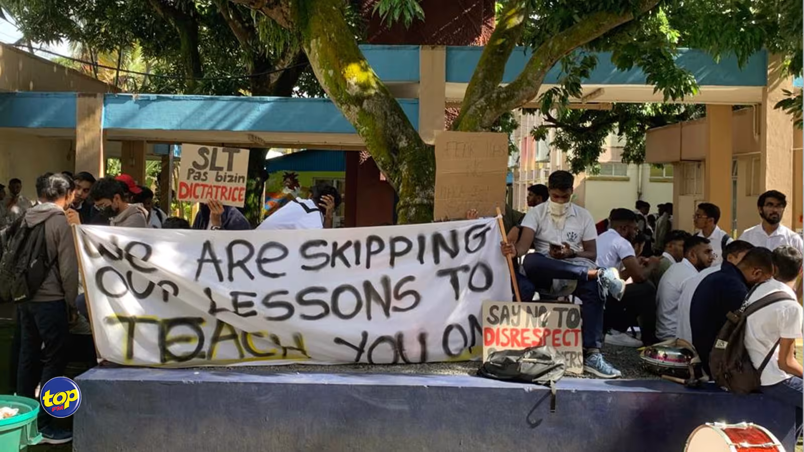 Sit-in au Sir Leckraz Teelock SSS : « c’est un collège académique, nous ne pouvons pas avoir une telle rectrice… si aucune décision n’est prise, nous ferons un sit-in de nouveau, » indique un collégien de l’établissement