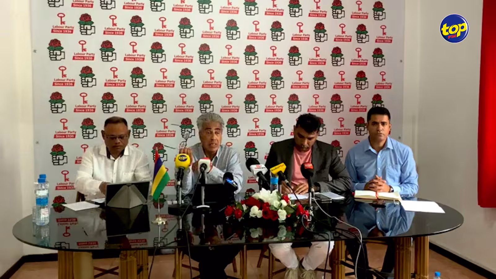 Baisse annoncée des prix de l’essence et du diesel de 14 Rs par litre, en Inde : « le gouvernement à Maurice fuit ses responsabilités, vit au jour le jour en vendant l’illusion d’un rêve à la population », déplore le Dr Arvin Boolell
