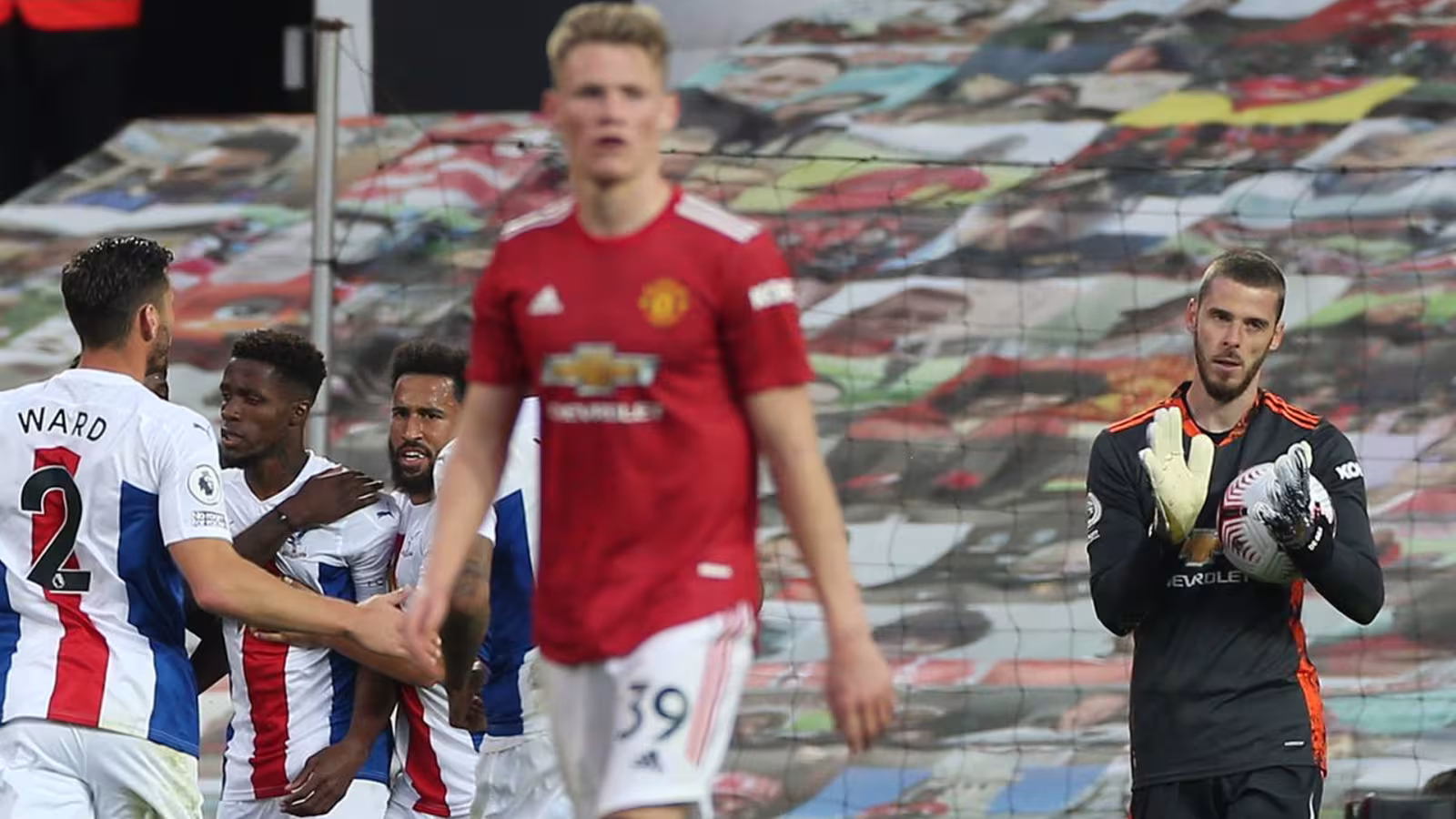 La vente du club de football de Manchester United s’étend à un troisième tour d’enchères
