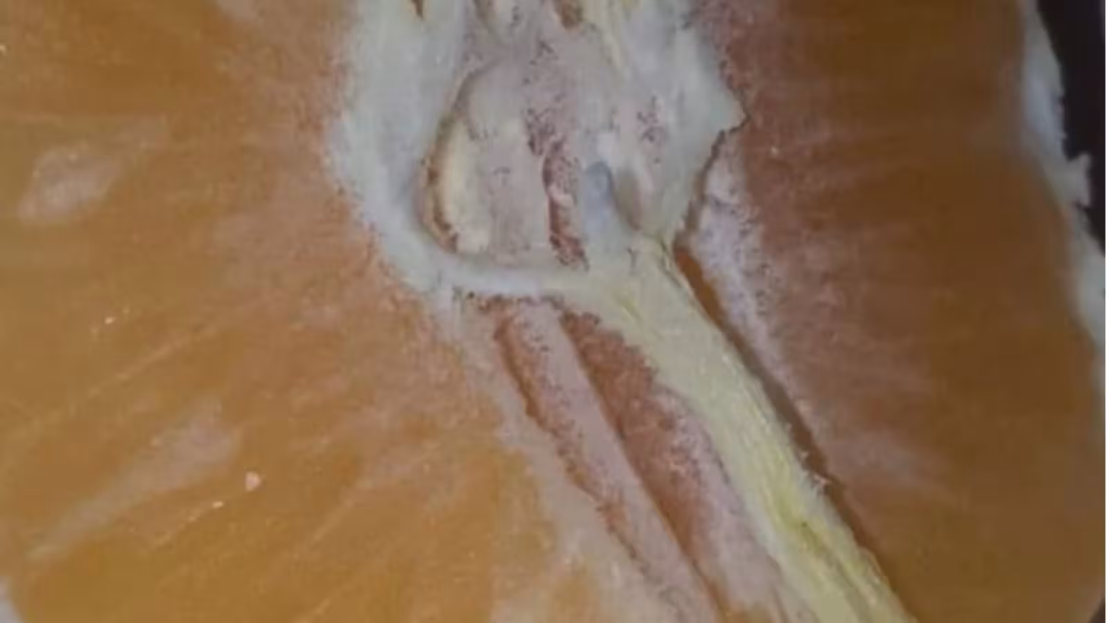 Jésus crucifié ‘apparaît’ à l’intérieur d’une mandarine
