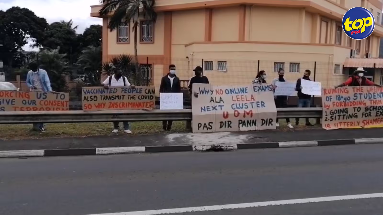 Manifestation contre la vaccination obligatoire : Des étudiants de l’Université de Maurice réclament la tenue des examens en ligne
