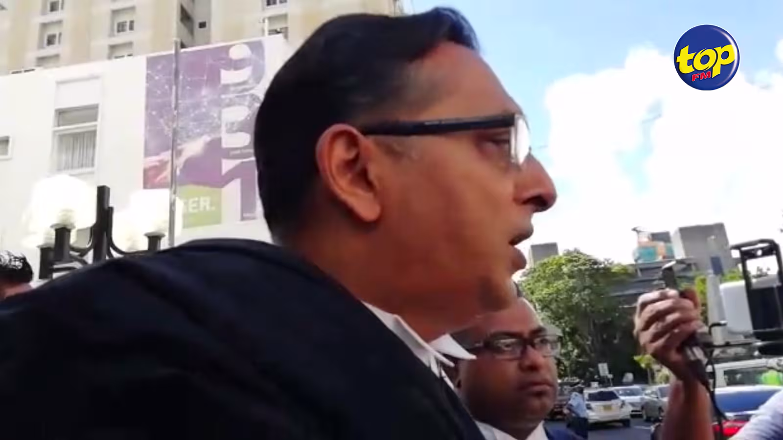 Yogida Sawminaden toujours pas convoqué aux Casernes Centrales : « Ale tir ou prop conclusion kifer pas encore aret li… »Tout simplement parce qu’il est ministre au gouvernement, dénonce Me Roshi Badhain, alors qu’hier en Cour, le bureau du DPP s’est dit embarrassé par la police