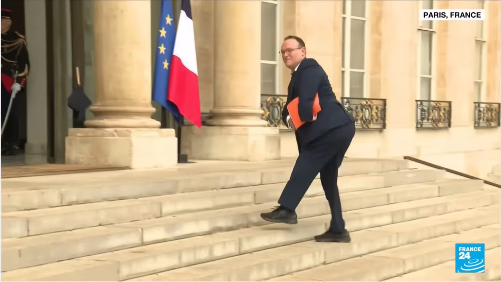Les noms de Maneesh Gobin et Rajanah Dhaliah cités dans une affaire de pot-de-vin allégué : « Ici dans Maurice ena plus palabres ki la vérité », lance Sudheer Maudhoo à sa sortie du Conseil des ministres…