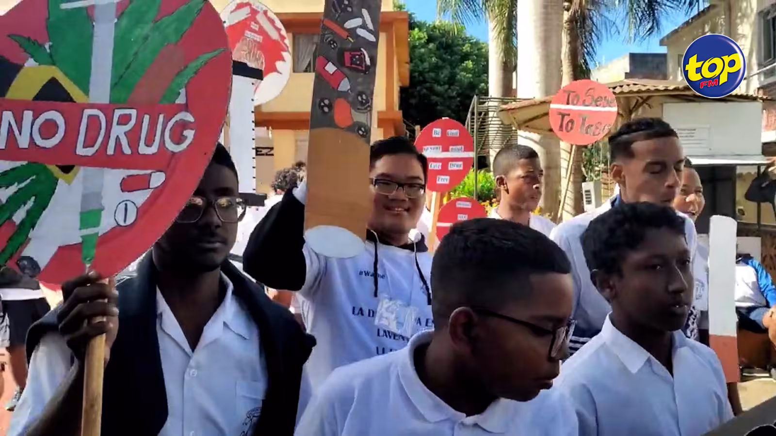 Marche pacifique organisée par le collège Patten à l’occasion de la Journée mondiale contre l’abus et le trafic de drogue : « Toute la famille devient victime de ce fléau », rappelle Zubeir Jawaheerkhan, le Head Boy