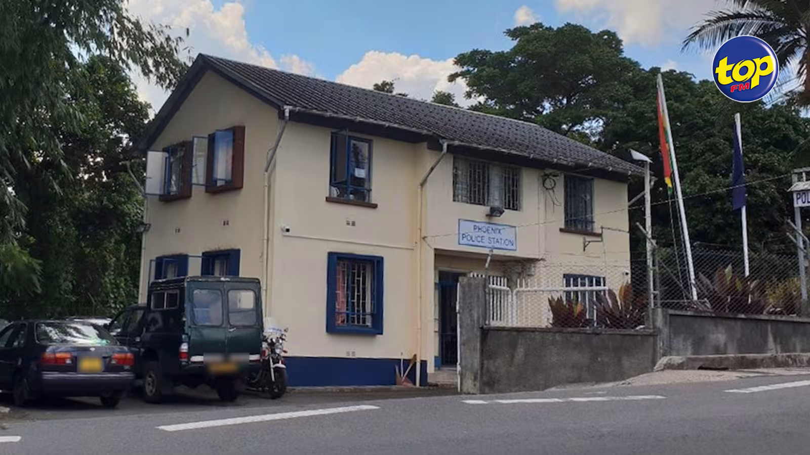 À Highlands mardi matin : Un homme âgé d’une cinquantaine d’années s’est rendu à l’école primaire de son fils, muni d’un sabre