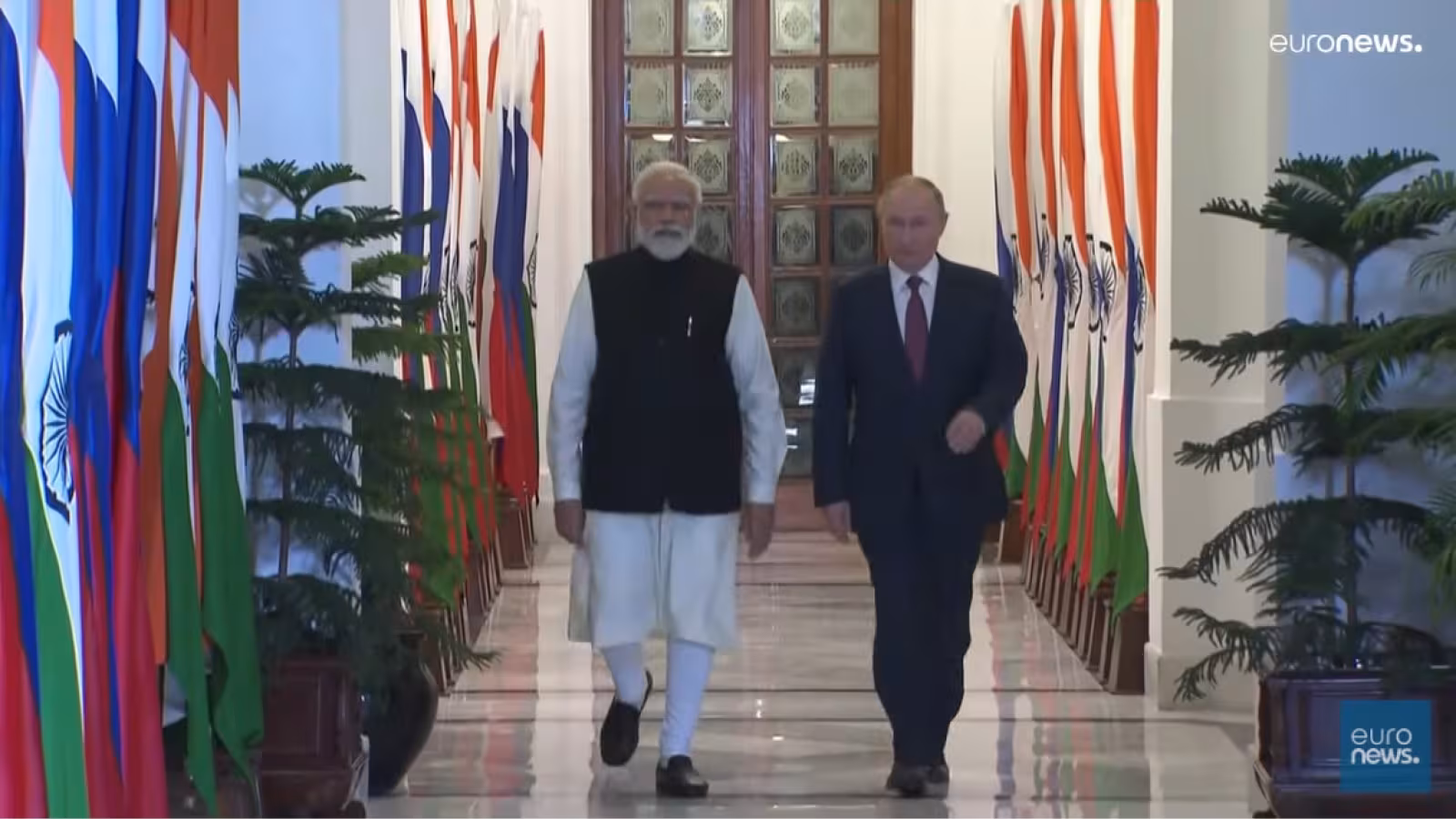 Poutine et Modi signent plusieurs accords commerciaux et d’armements