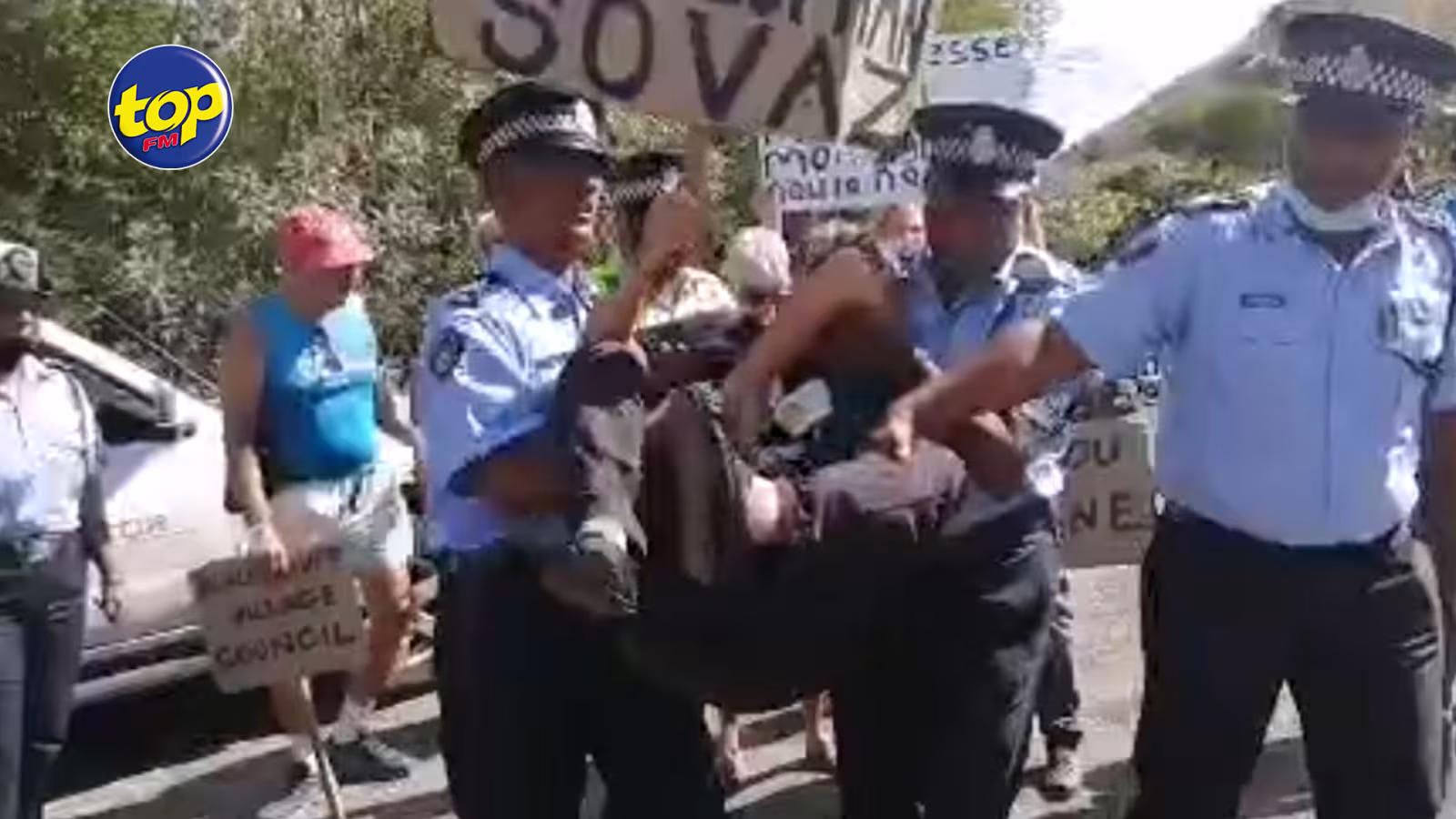 Manifestation à La Tourelle : Percy Yip Tong traduit en Cour de Bambous sous une accusation de Rogue and Vagabond, l’activiste a été arreté ce matin