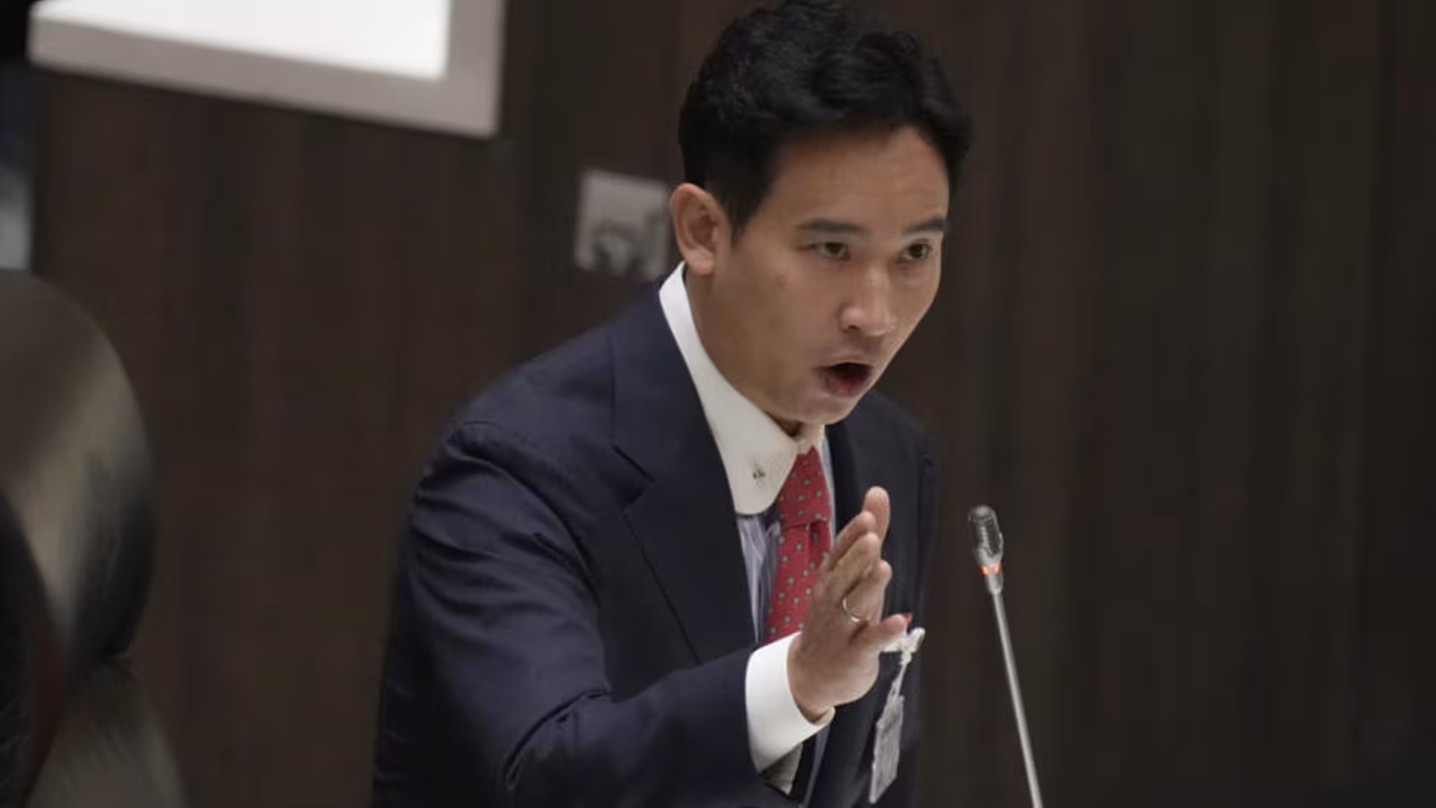 En Thaïlande : accusé d’avoir détenu des parts dans une entreprise de presse alors qu’il était candidat aux législatives ; le mandat du député Pita Limjaroenrat, vainqueur aux législatives suspendu