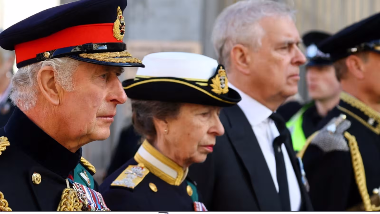 Le prince Andrew chahuté lors du cortège funèbre de la reine : le chahuteur expulsé de force