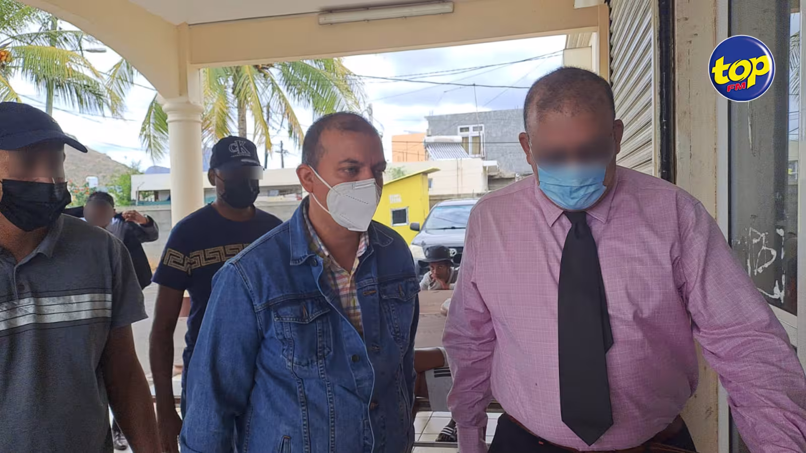 Arrêté par l’Icac pour pot-de-vin allégué de Rs 300 000 : le policier Rakesh Unmar, ex-membre de la Special Striking Team, reconduit en cellule policière… « Je suis victime de vengeance », a-t-il dit en cour