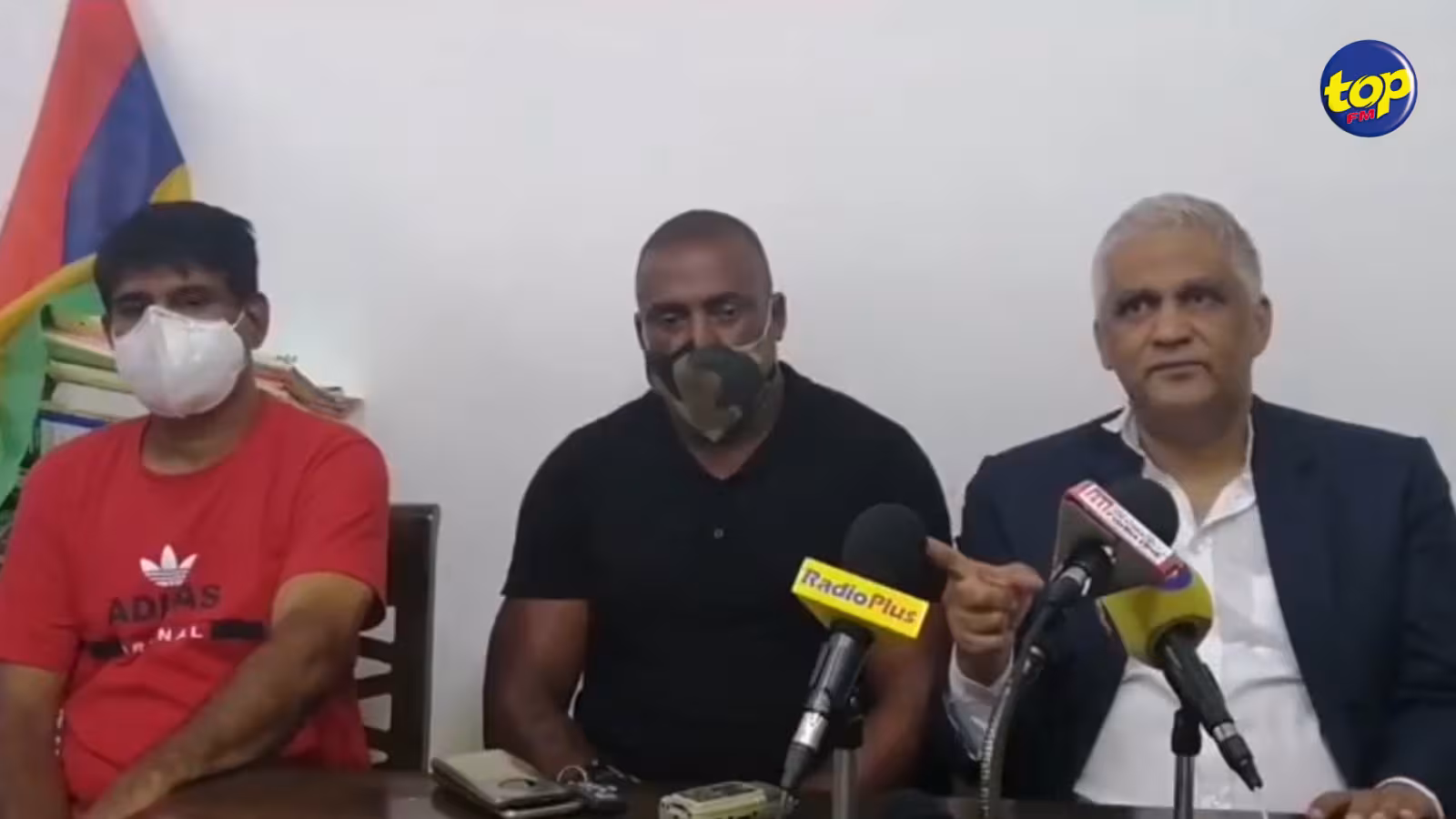 « Allume ene la bougie l’espoir, en solidarité avec les plus pauvres, ainsi démontrer notre désapprobation envers le gouvernement, ce soir à 20 heures », demande  Rama Valayden aux citoyens mauriciens