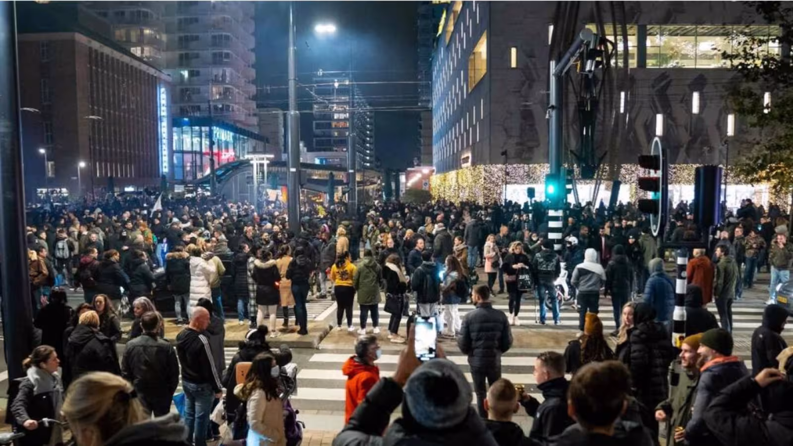 Manifestation anti-covid aux Pays-Bas : La police tire à balles réelles et blesse 2 personnes