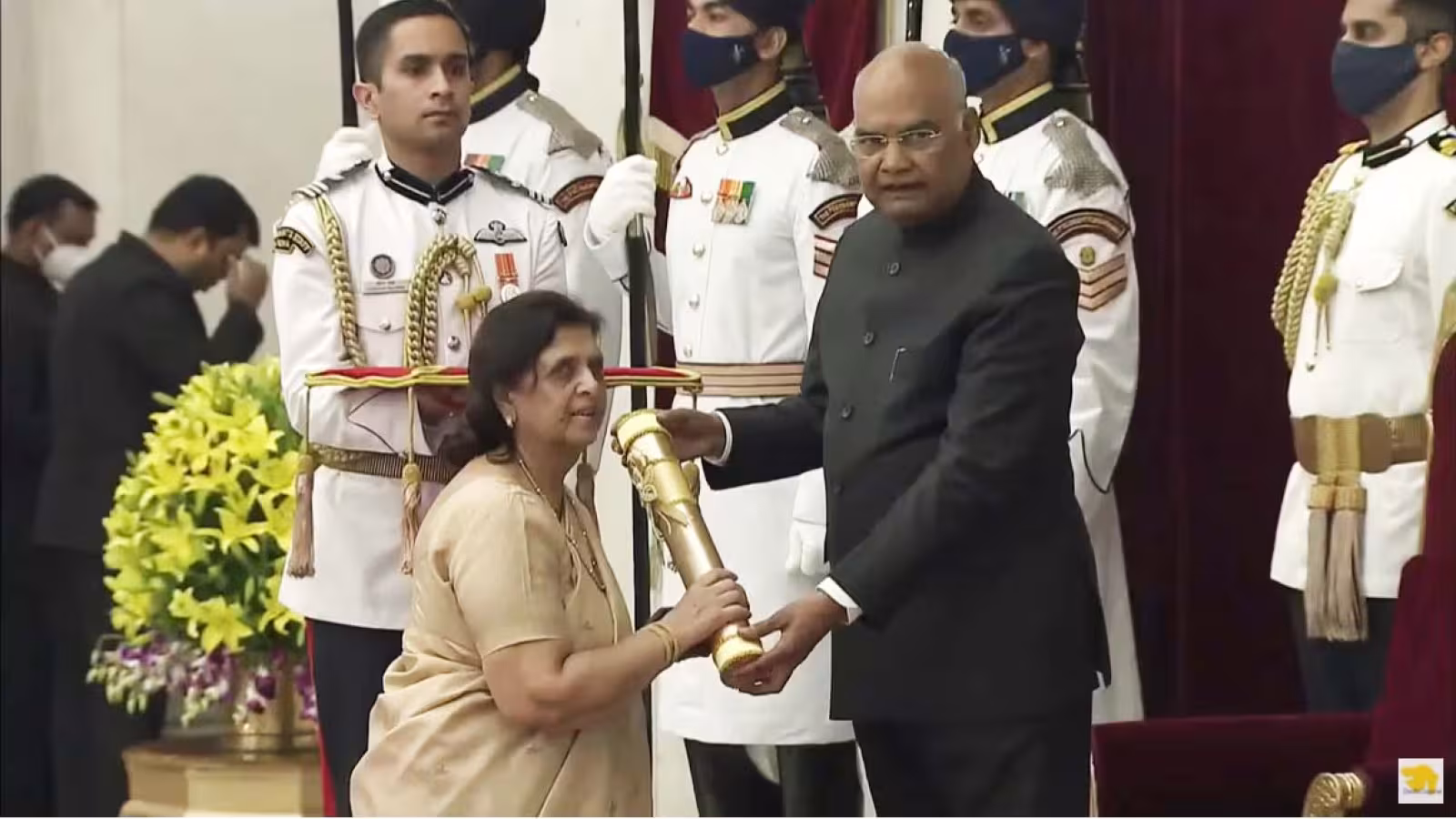 Lady Sarojini récupère le Padma Vibhushan de Sir Anerood Jugnauth – Vidéo