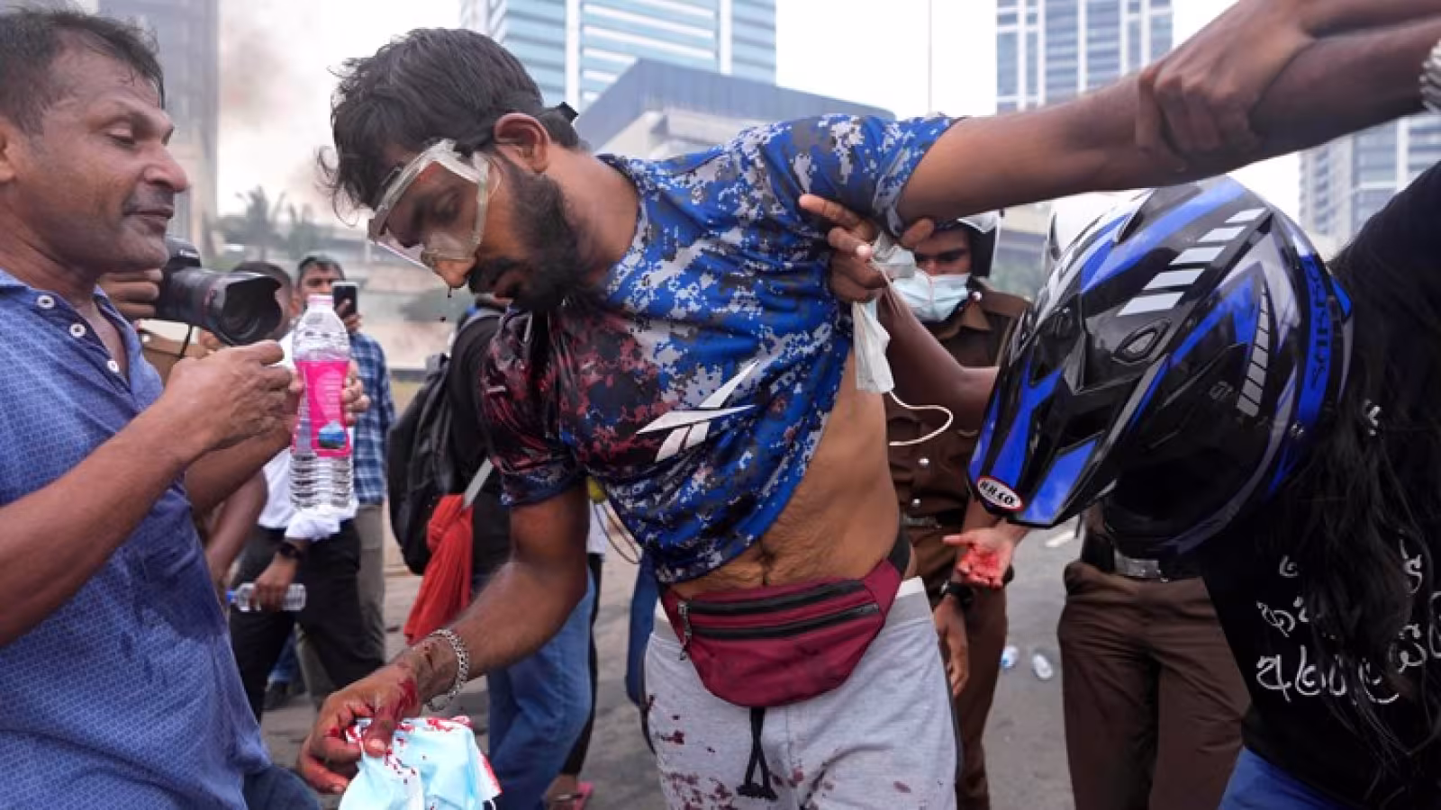 La violence continue au Sri Lanka  – un député tué, maisons d’autres députés incendiées