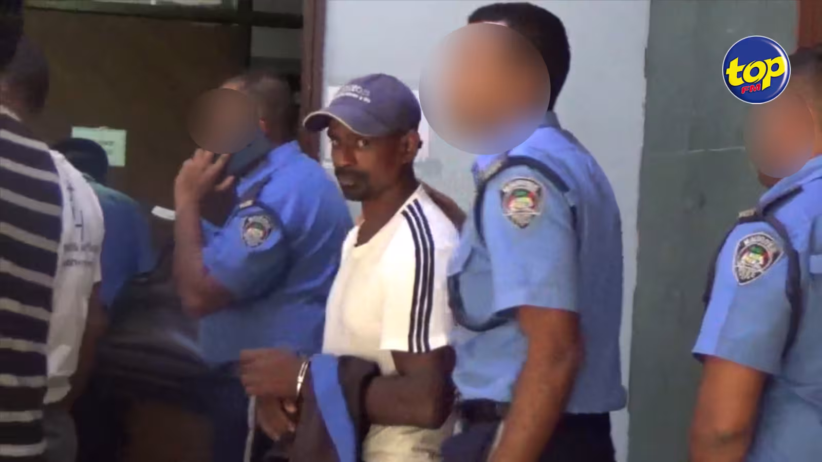 Vente de viande de chiens à Surinam : Vishnu Armon reconduit en détention policière