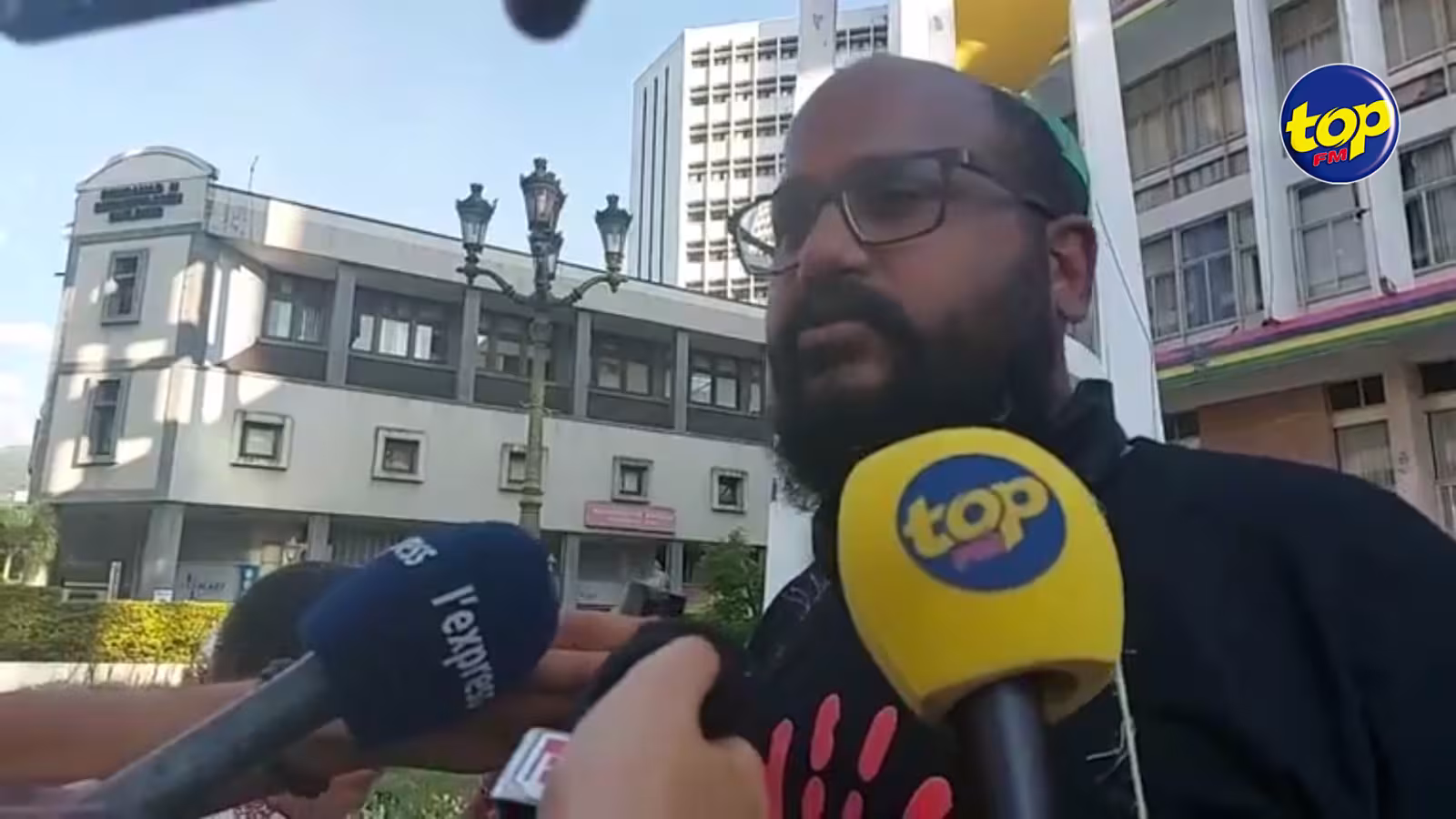 Marche symbolique des membres de Rezistans ek Alternativ : « Nous continuerons cette action symbolique parce que la démocratie est cadenassée et qu’il sera répétée dans les quatre autres municipalités du pays » affirme Kugan Parapen