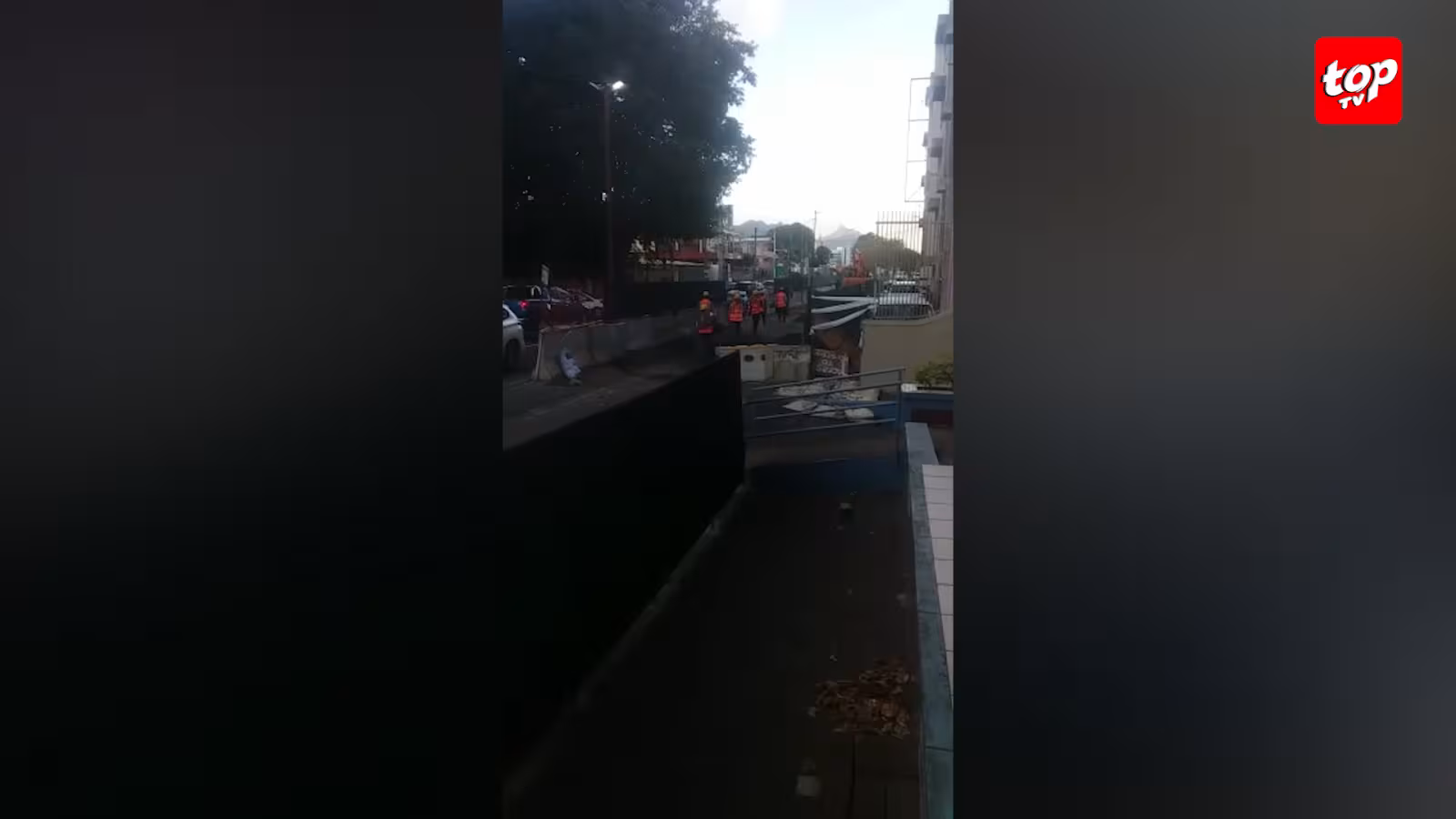 Metro Express : Ouff de soulagement pour les habitants et passants à St Jean, le problème rapporté ce matin par TOPFM sur l’obstruction du passage piétonne par les matériaux de Larsen & Toubro ont été enlevés.