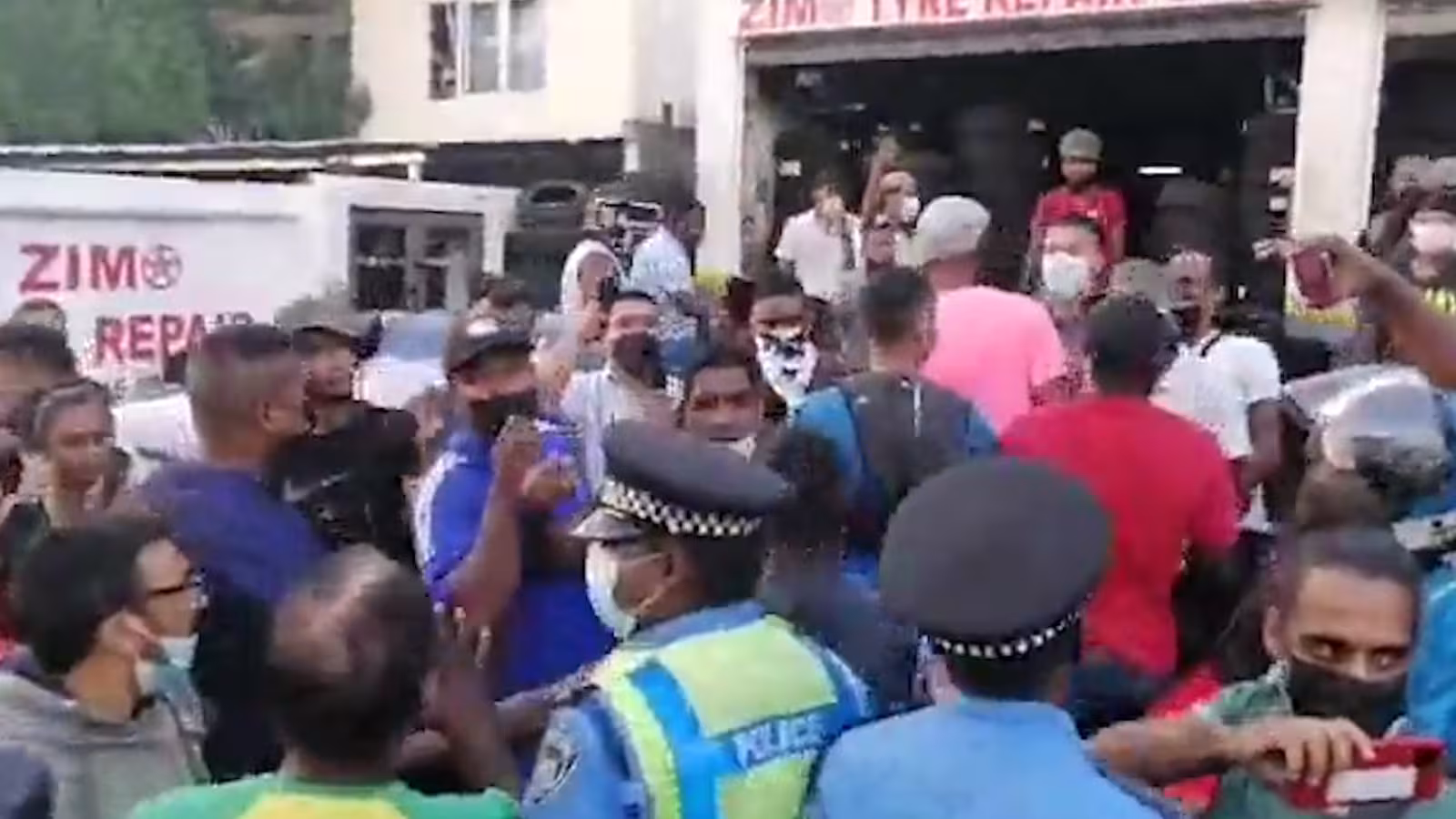 Vives tensions lors d’une manifestation contre le prix des carburants : ‘sa manifestation la illégale, la polis pou servi la force si zot pa disperser’, lance la police aux manifestants à Camp Levieux !
